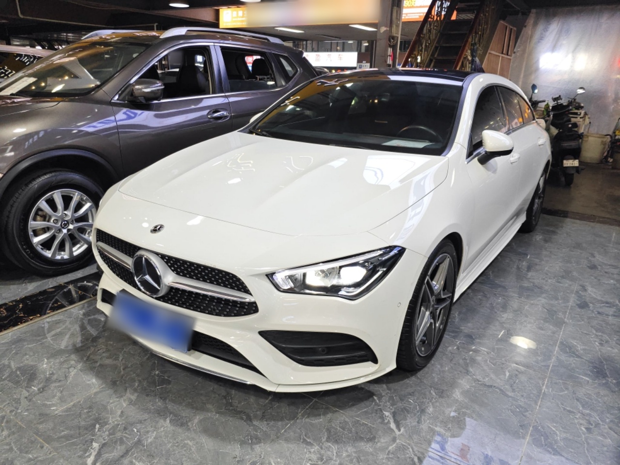 تحت مقدمة السيارة