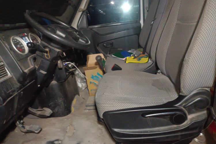 Used Iveco Daily 2020 2.5T A35 Passenger Van Single-Tire Mid-Roof Design 5-9 Seats with Sliding Side Door Meeting China V Emission Standards
