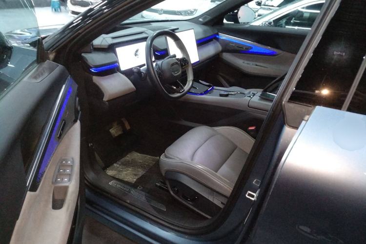 Used Lynk & Co 08 EM-P 2025 220 km All-Wheel-Drive Performance Halo