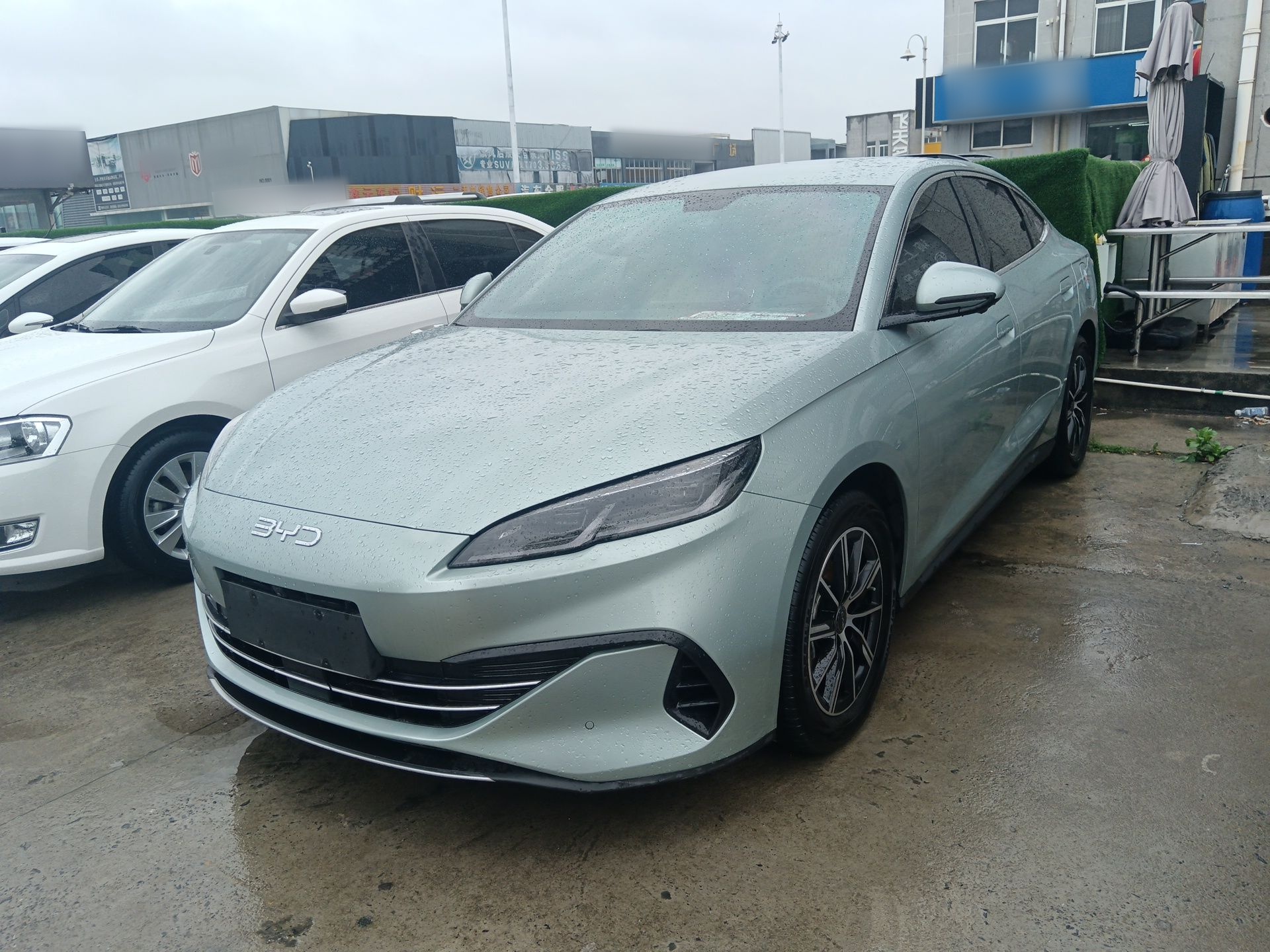 Под передней частью автомобиля