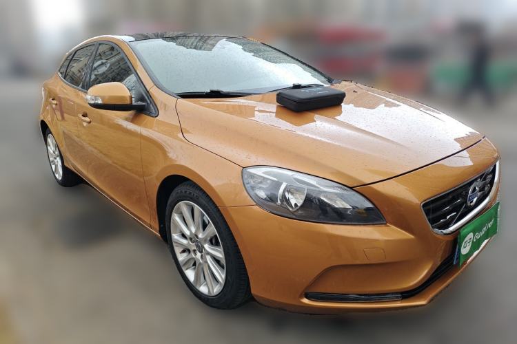 Used Volvo V40 2013 2.0T Zhiyi Edition Front Right 45 Deg