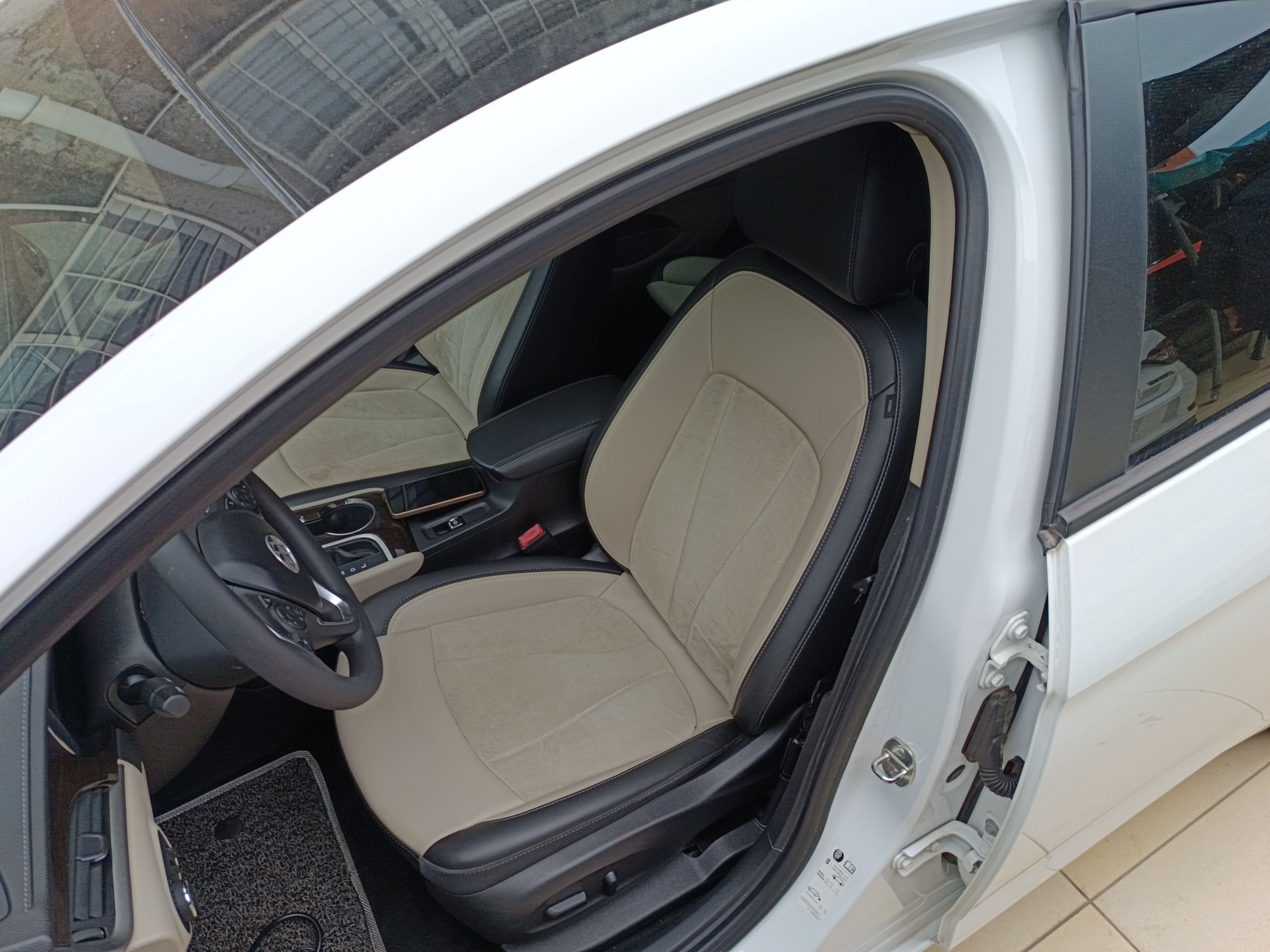 Переднее сиденье в автомобиле