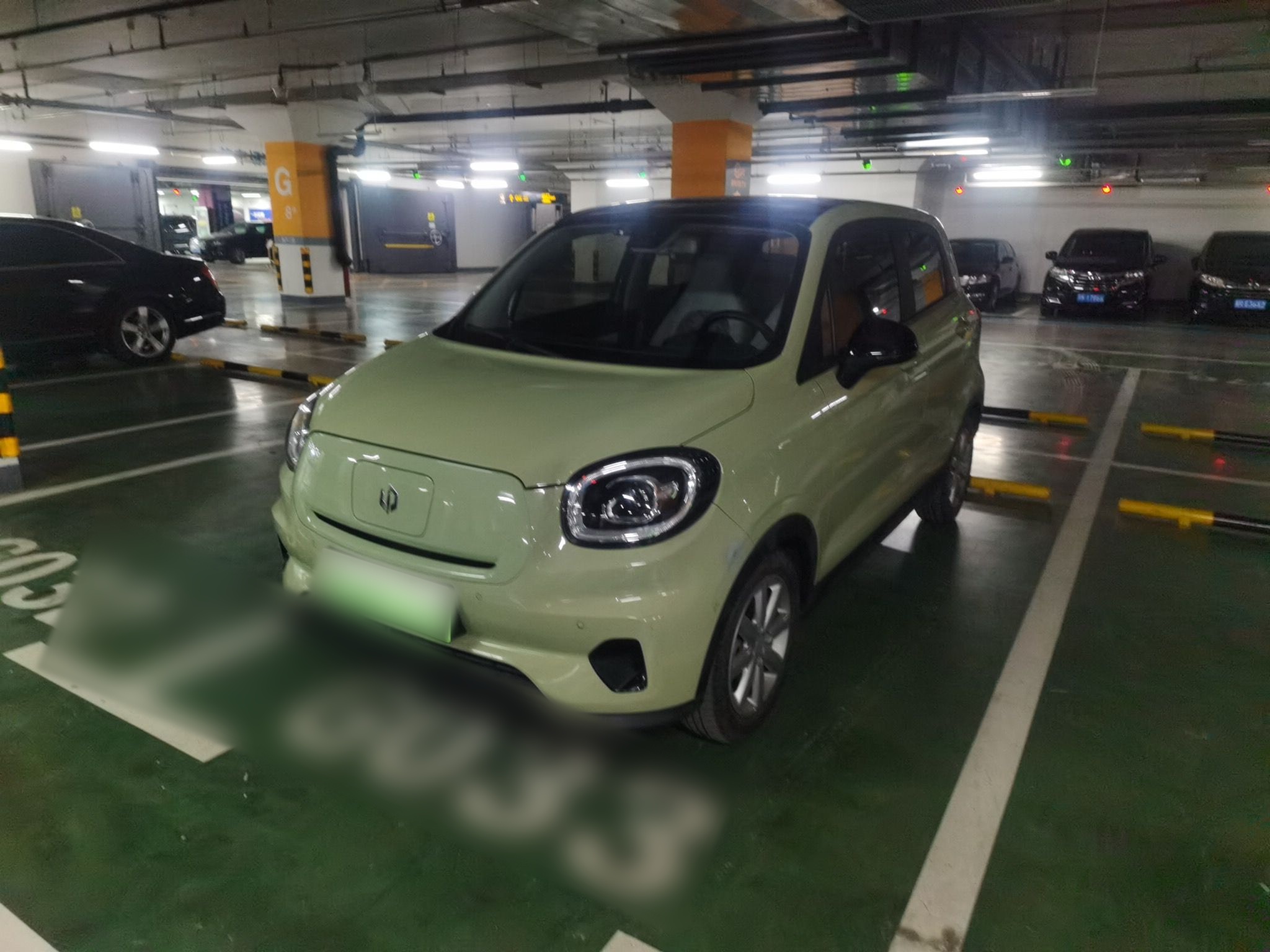 Под передней частью автомобиля