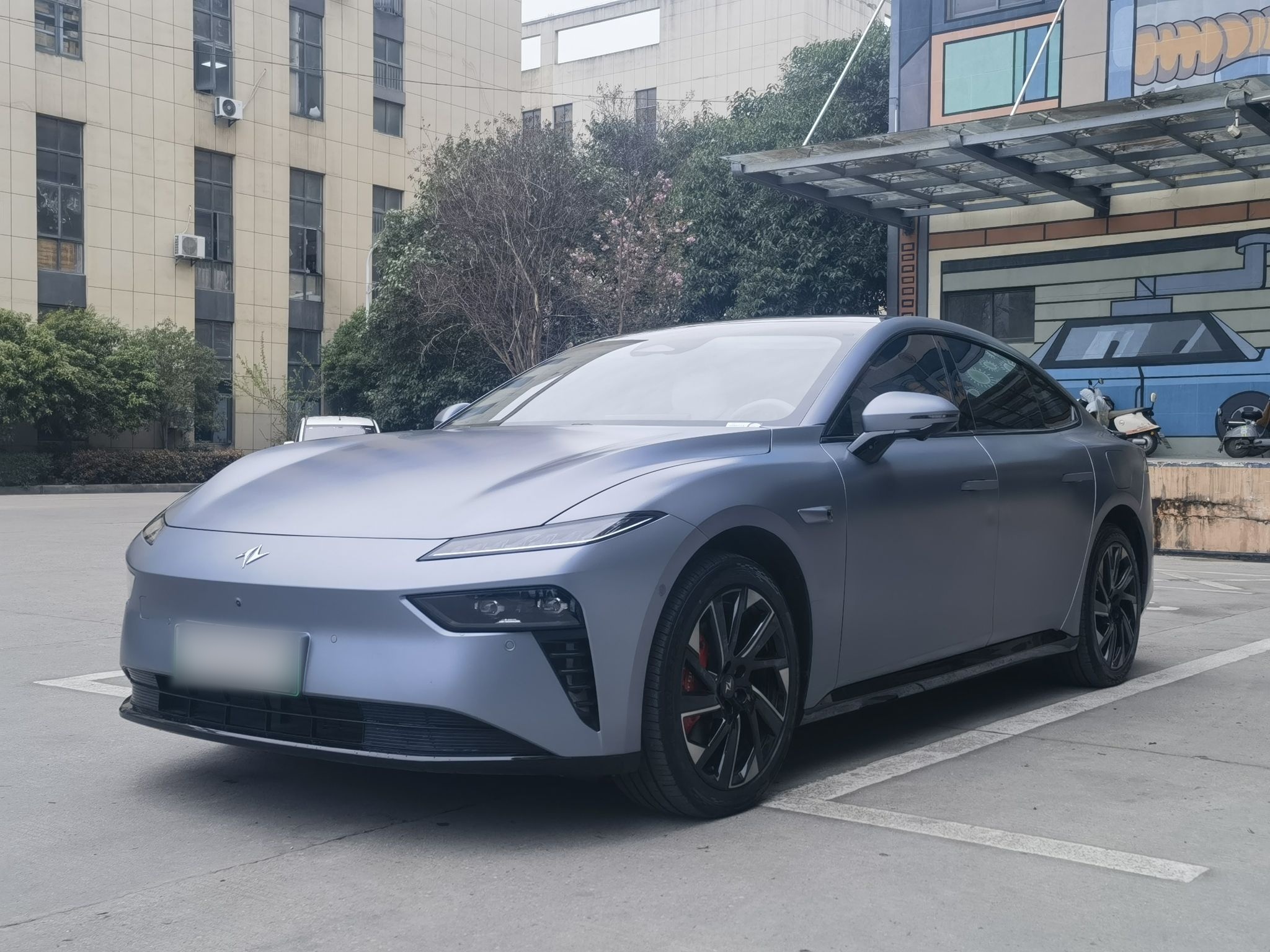 Под передней частью автомобиля