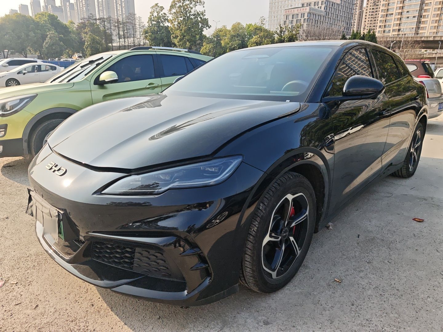 تحت مقدمة السيارة