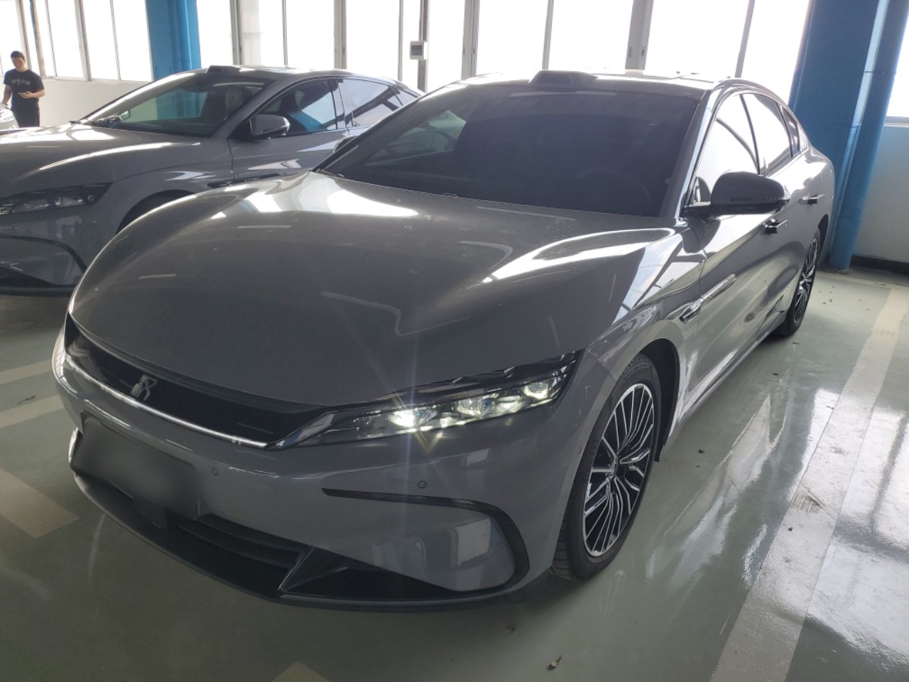 Под передней частью автомобиля