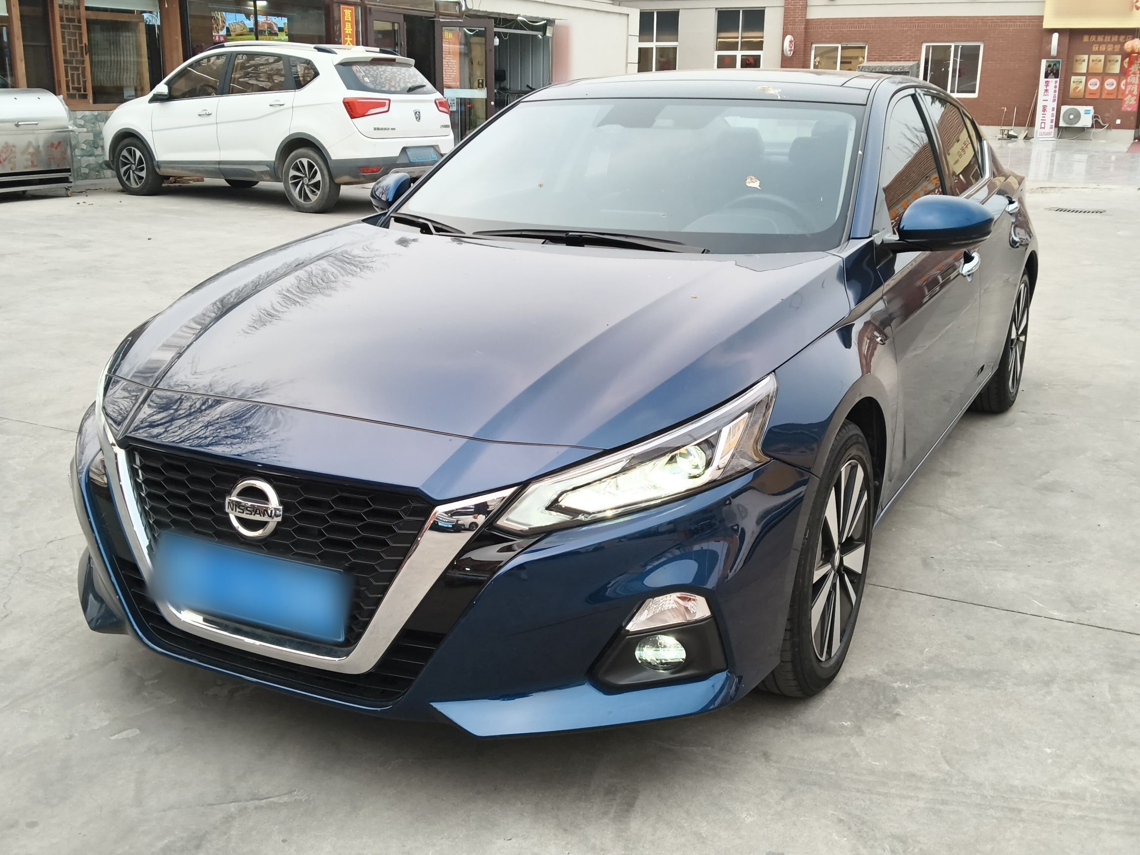 تحت مقدمة السيارة