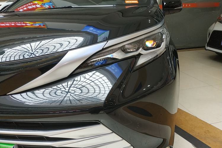 Used Toyota Sienna 2023 2.5L Hybrid Platinum Edition
