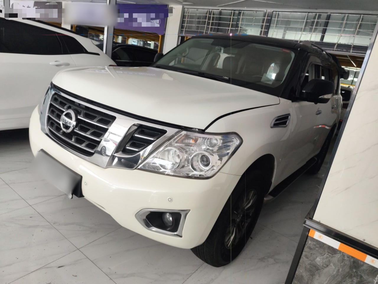 تحت مقدمة السيارة