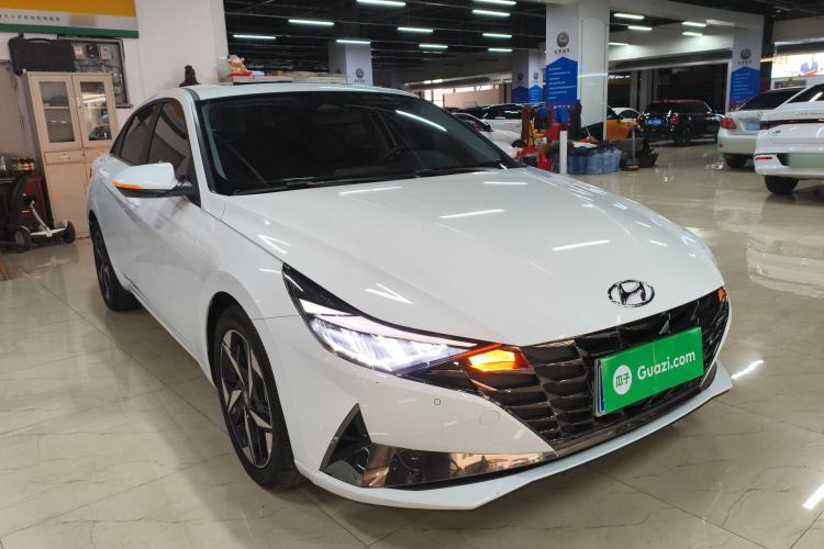 Used Hyundai Elantra 2022 1.5L CVT LUX Prestige Edition Front Right 45 Deg