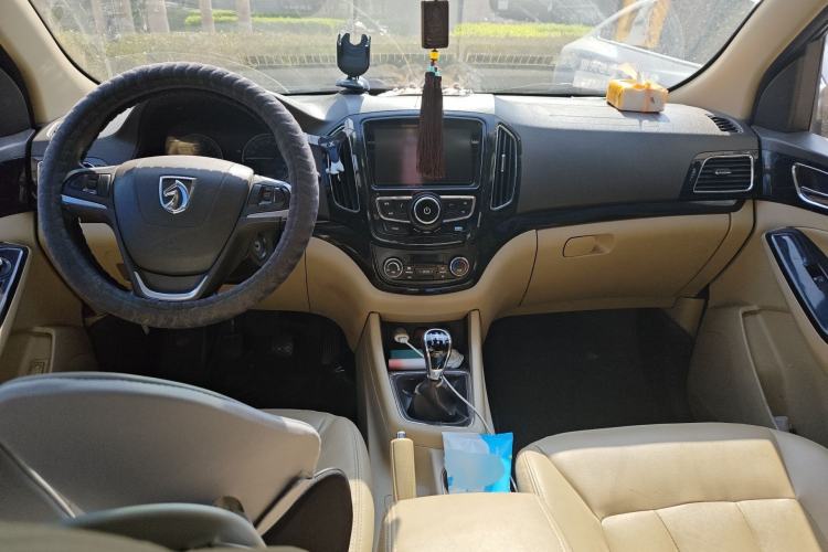 Used Baojun 730 2014 1.5L Manual Luxury Navigation ESP Version 7 Seats Interior 2