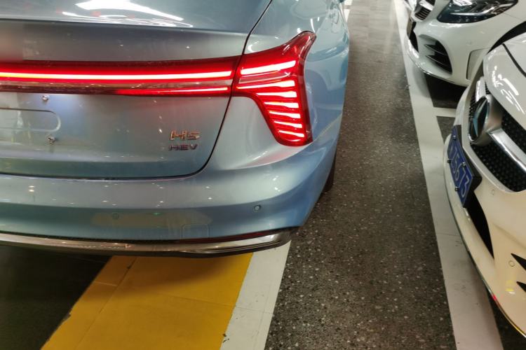 Used Hongqi H5 2024 1.5T HEV Smart Connect Flagship Edition Right Rear Taillight