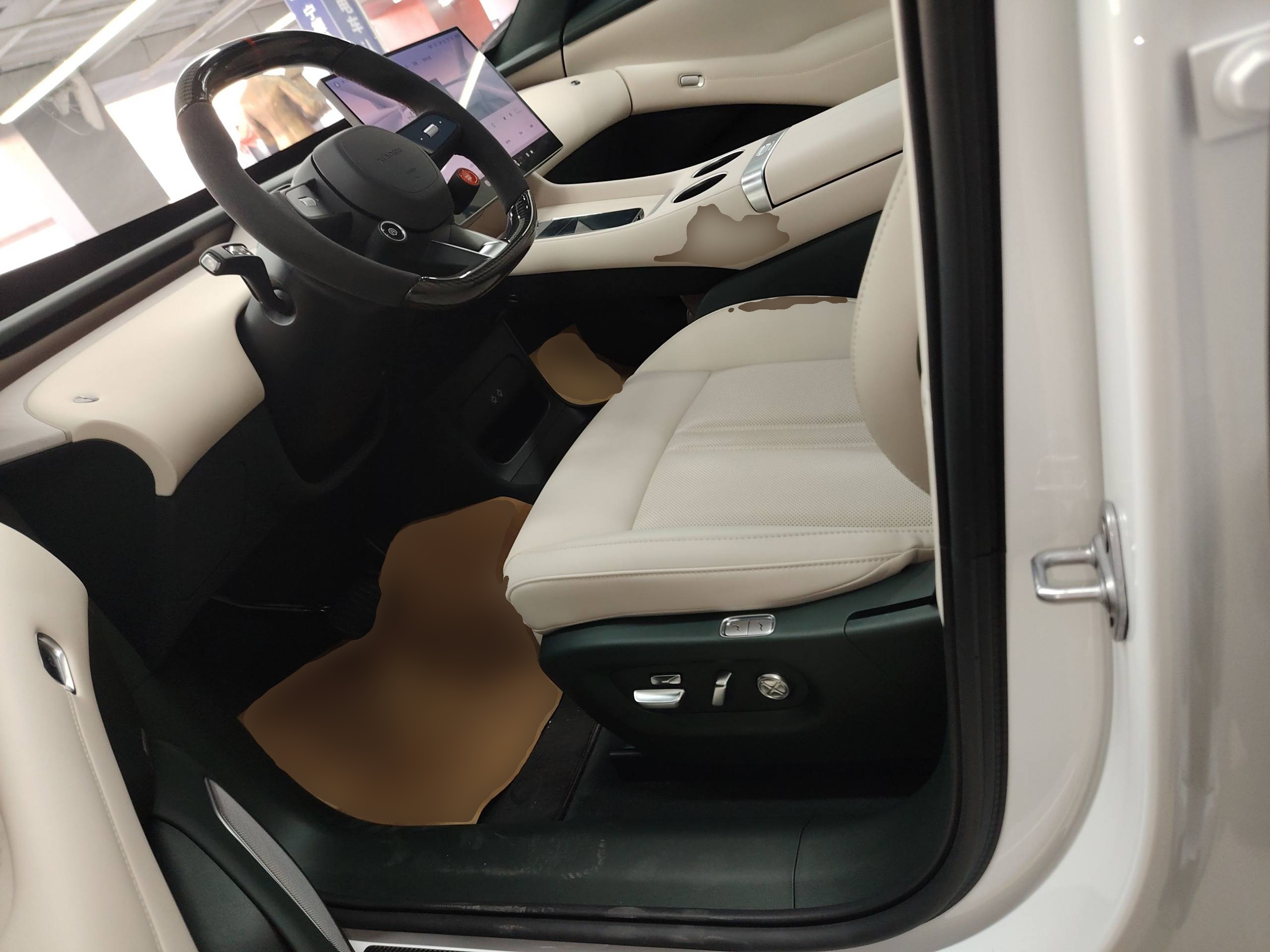 المقاعد الأمامية داخل السيارة