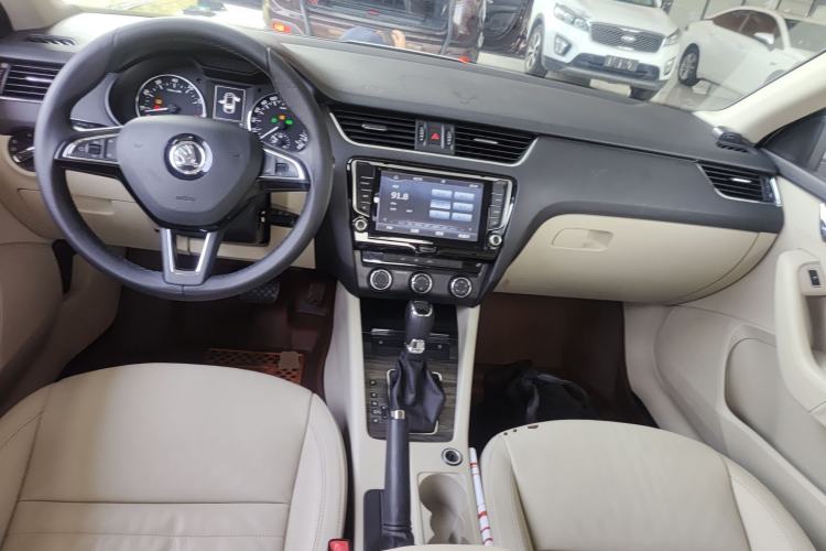 Used Skoda Octavia 2017 1.6L Automatic Smart Drive Edition Center Console
