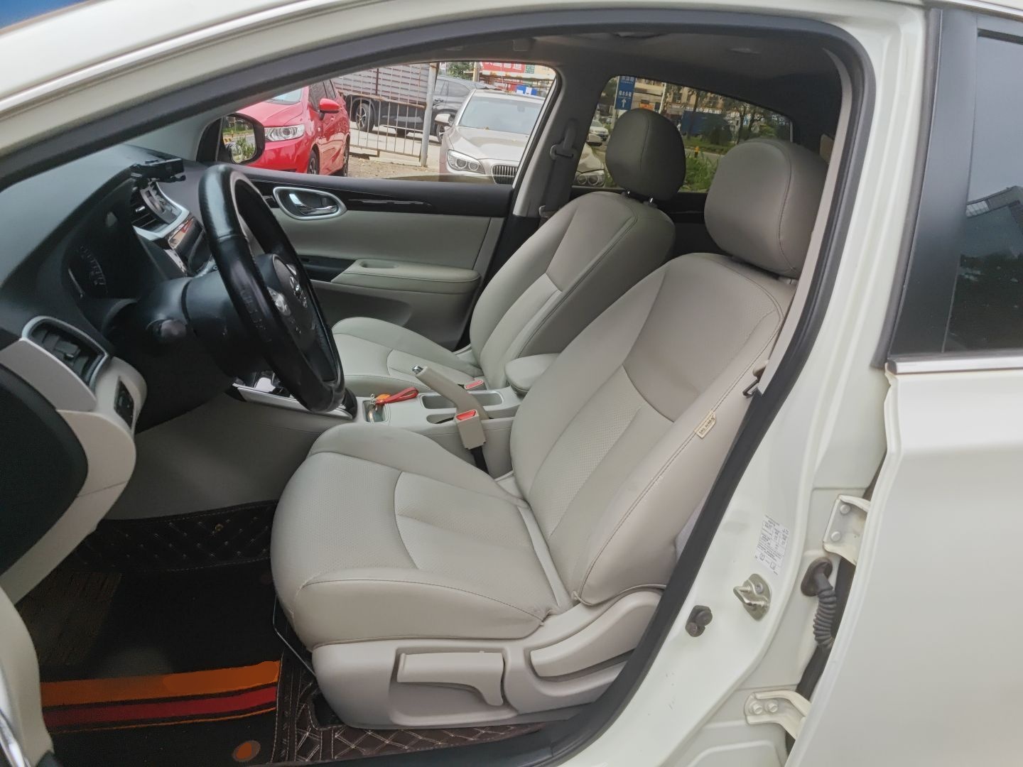 Переднее сиденье в автомобиле