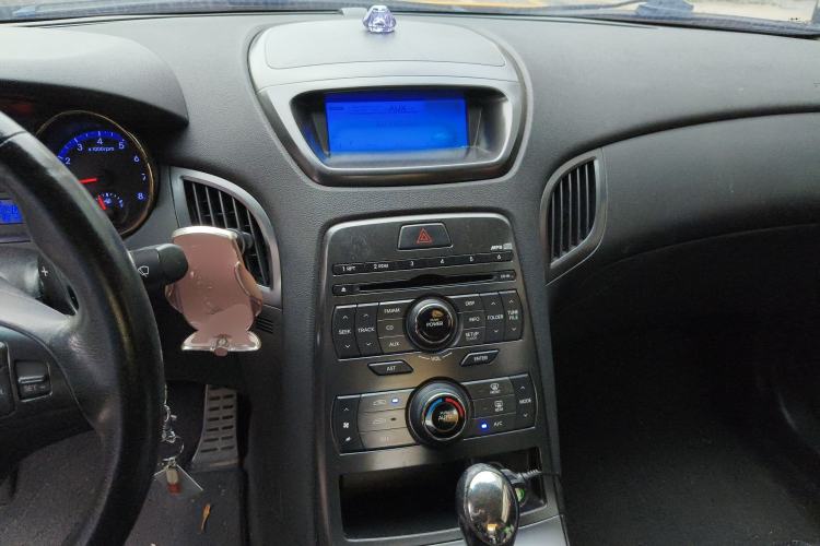 Used Hyundai Genesis Coupe 2009 2.0T Automatic Deluxe Edition Center Console