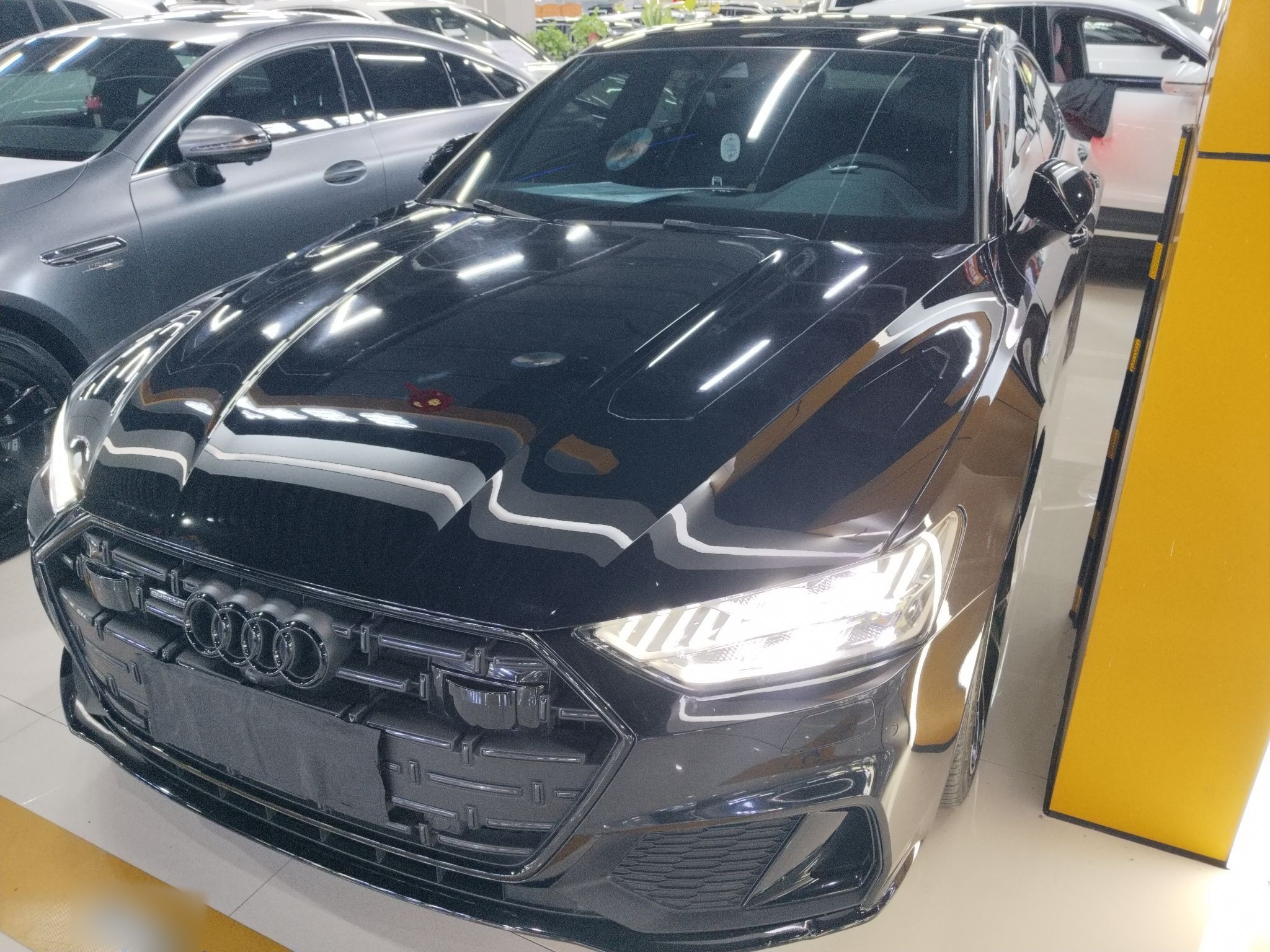 Под передней частью автомобиля