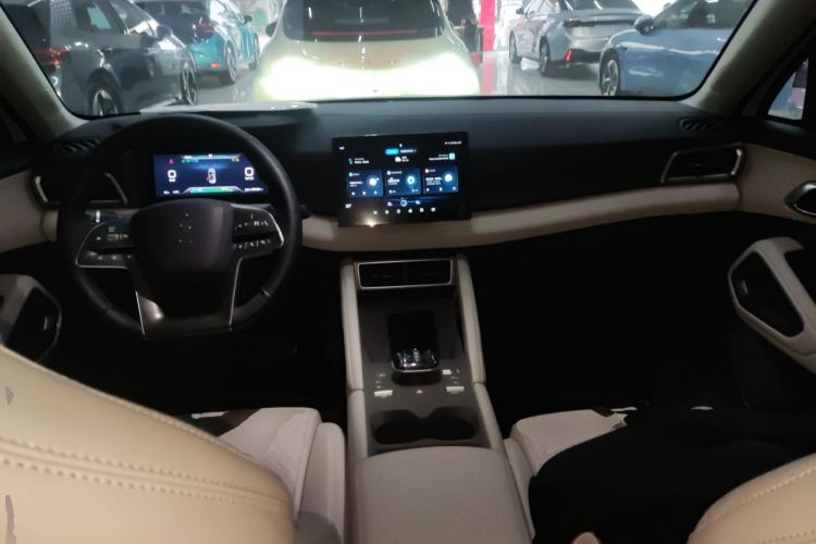 Used BYD Yuan UP 2024 401 km Active Version Center Console