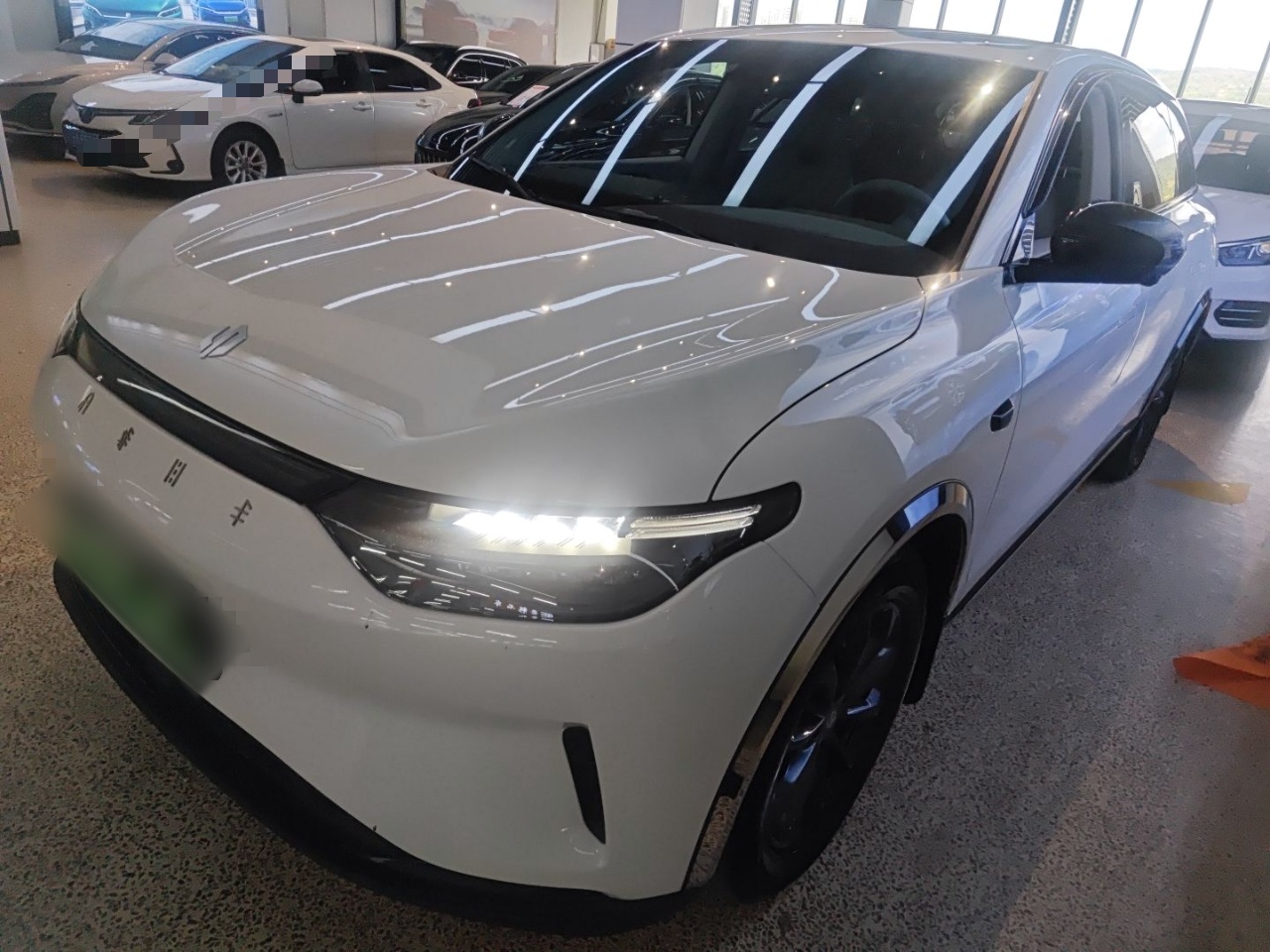 تحت مقدمة السيارة