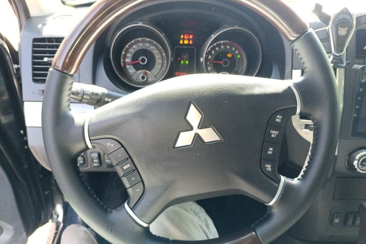 Used Mitsubishi Pajero 2015 3.0L Automatic Elite Plus Version China V Standard