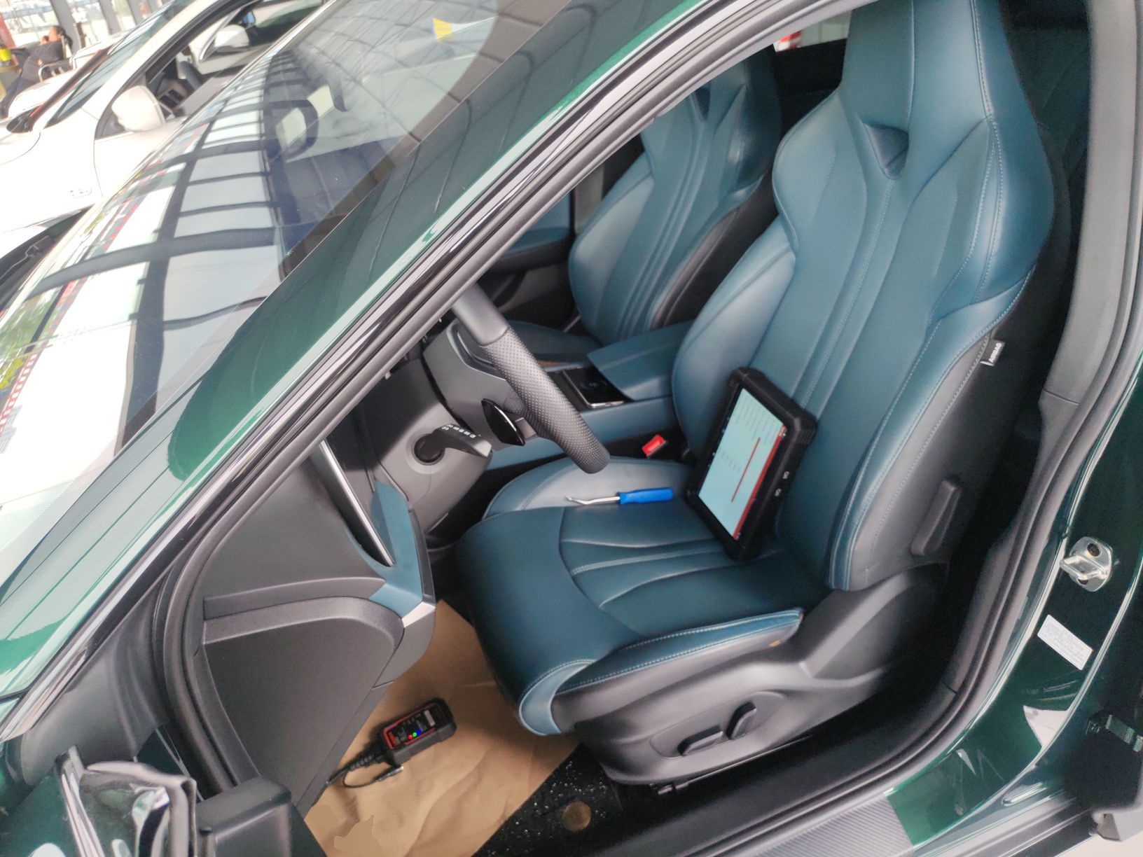 المقاعد الأمامية داخل السيارة