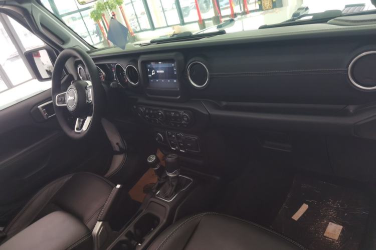 Used Jeep Wrangler 2019 2.0T Sahara Four-Door Electric Convertible China VI Emission Standard Center Console