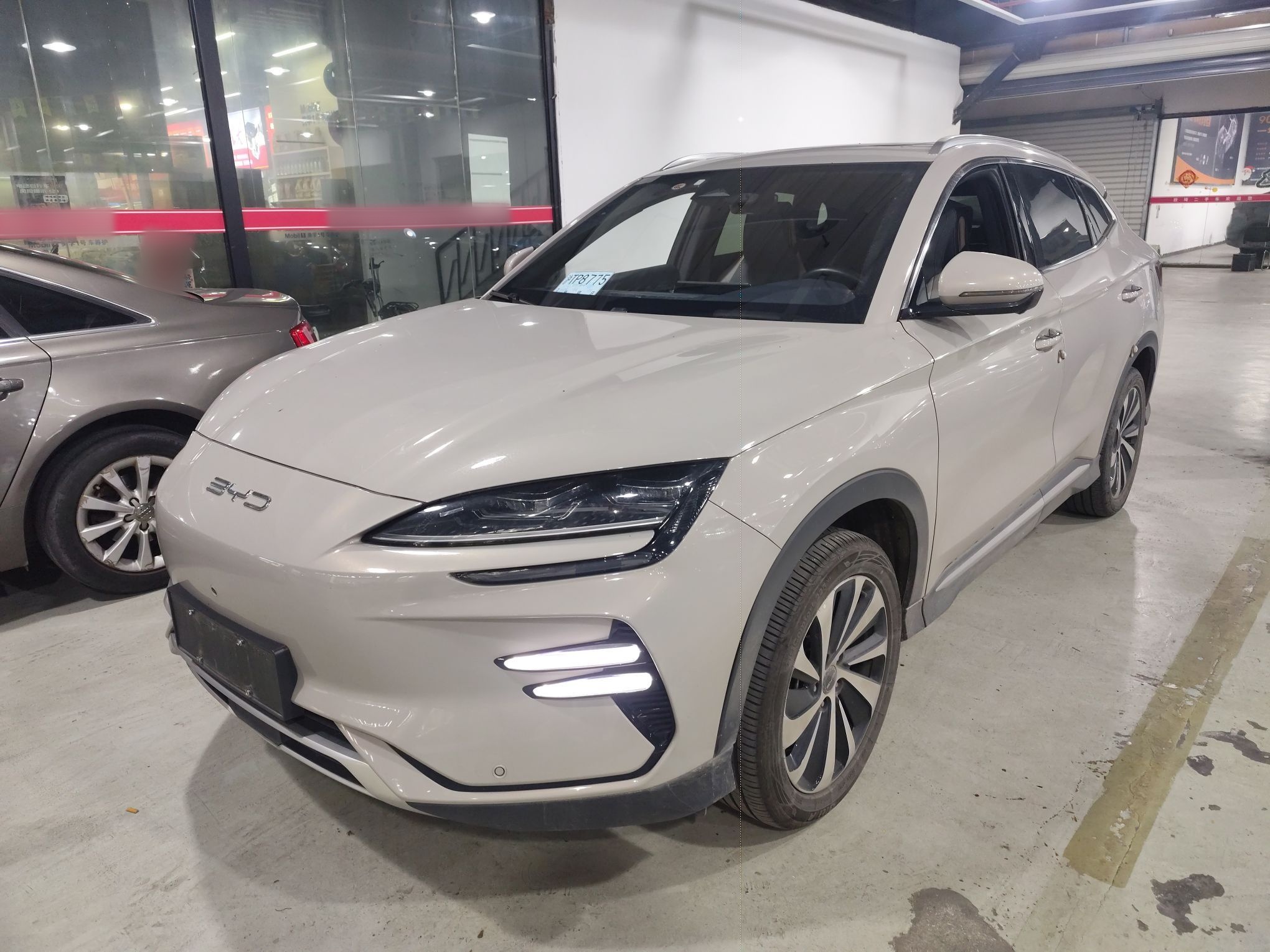 Под передней частью автомобиля