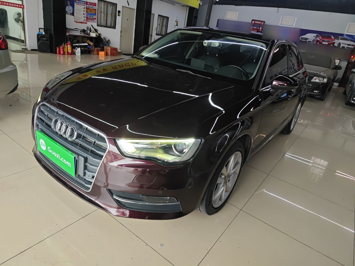 تحت مقدمة السيارة