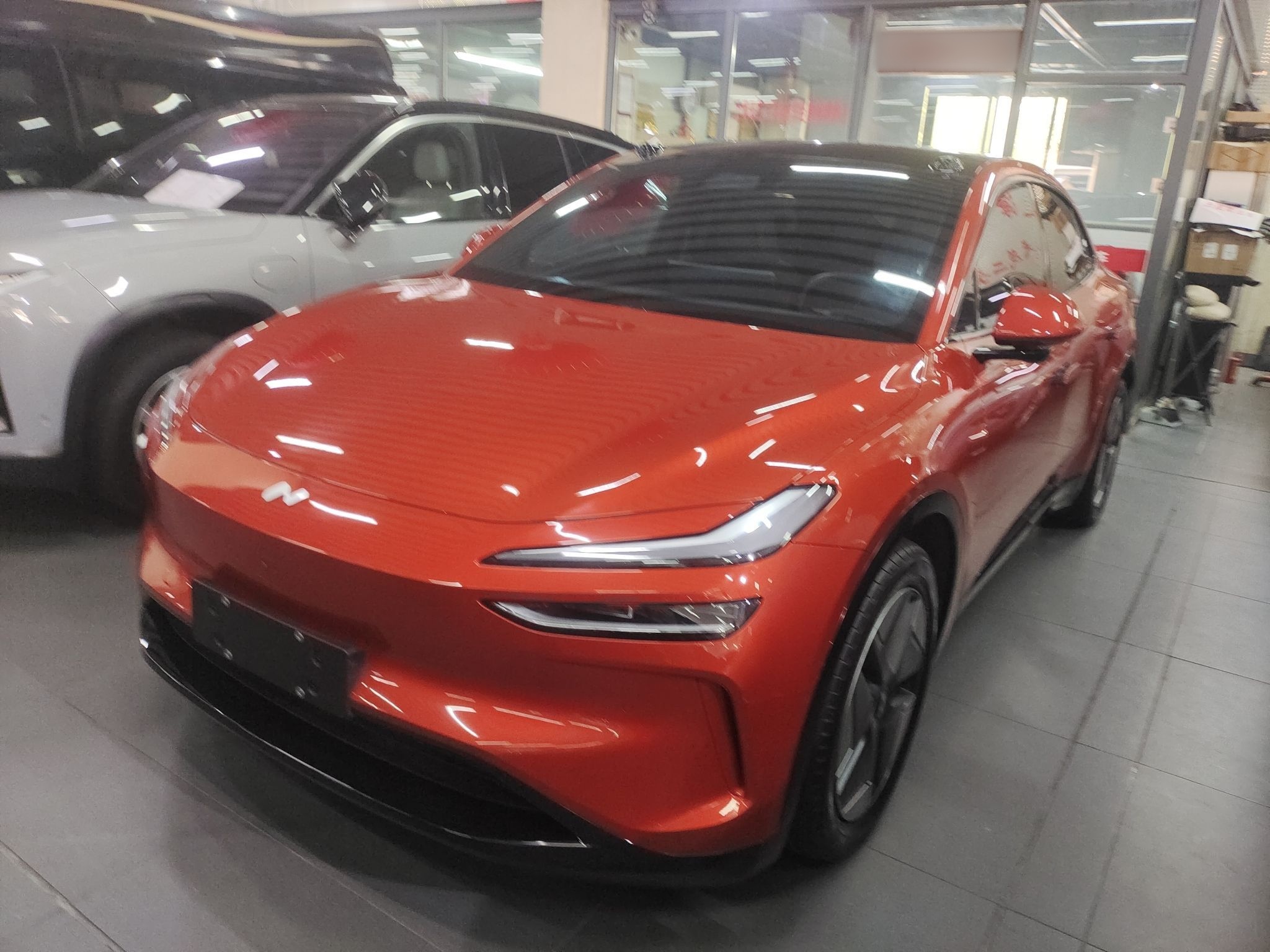 تحت مقدمة السيارة