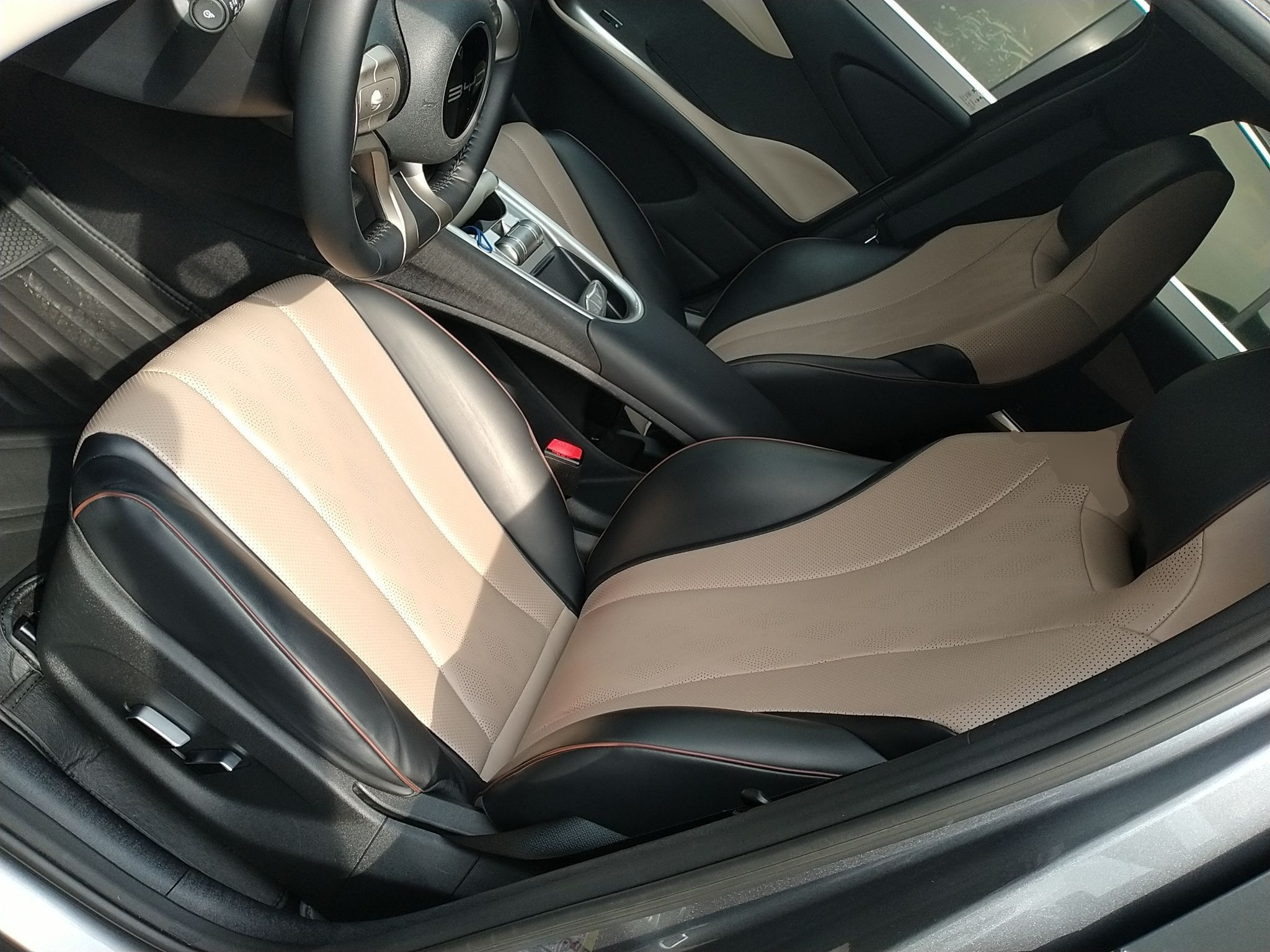 المقاعد الأمامية داخل السيارة