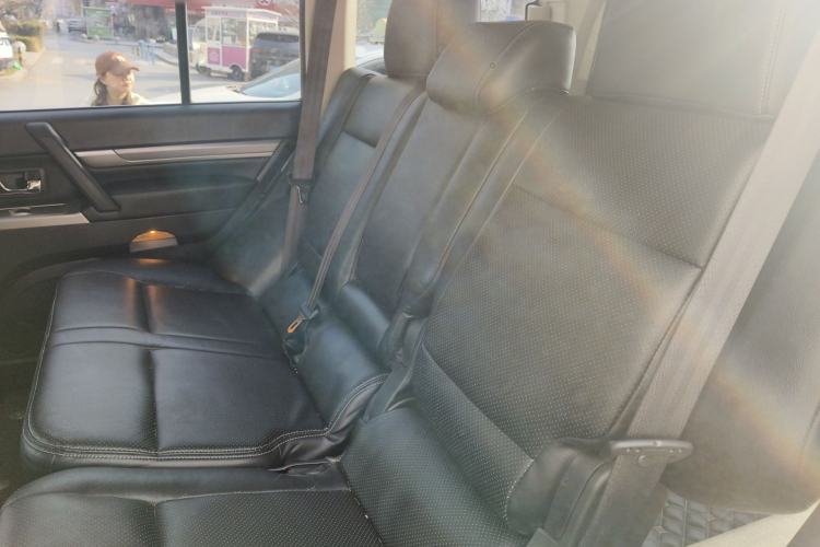 Used Mitsubishi Pajero 2016 3.0L Automatic Standard Version China V Standard Left Rear Seat