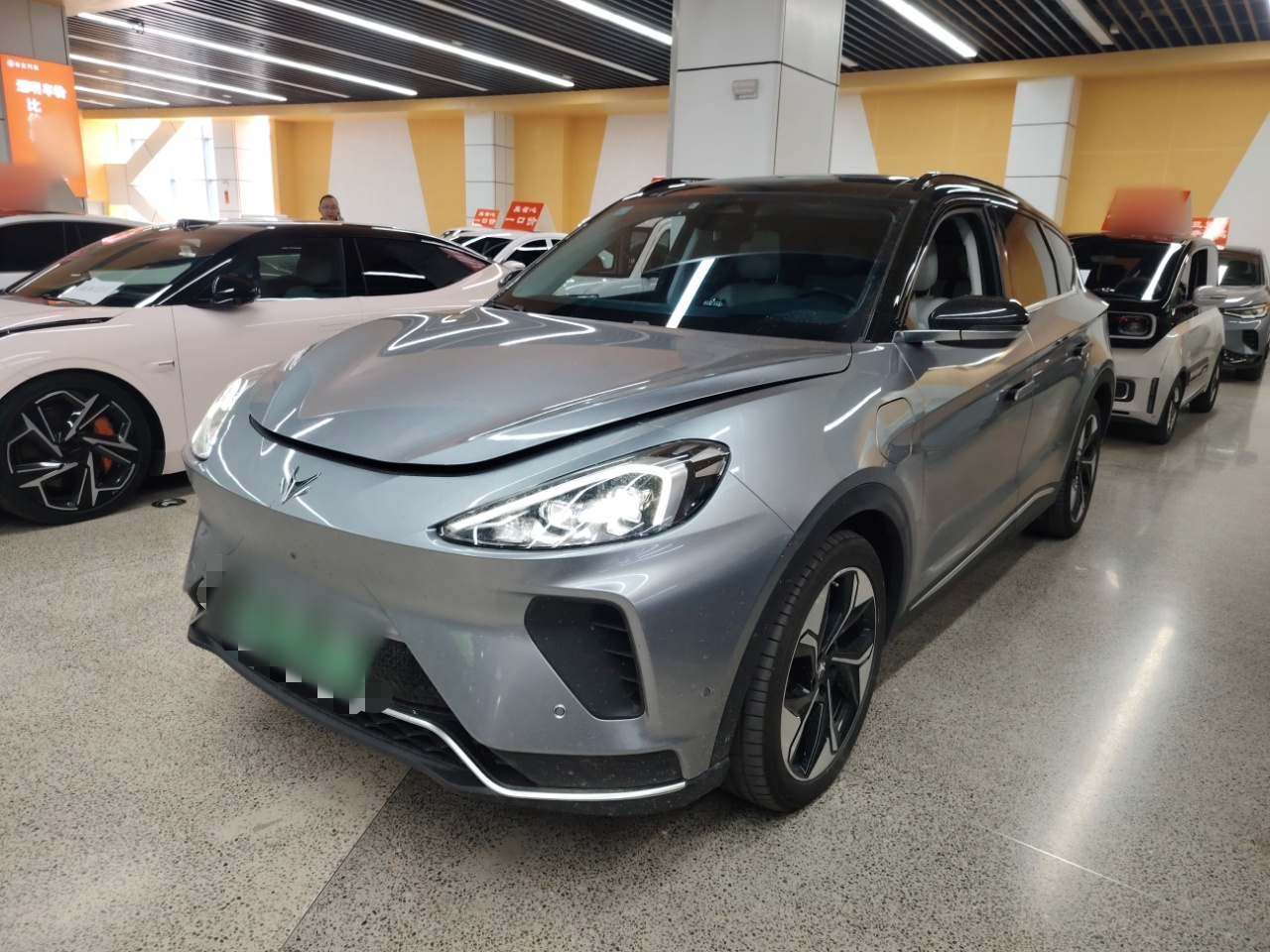 تحت مقدمة السيارة