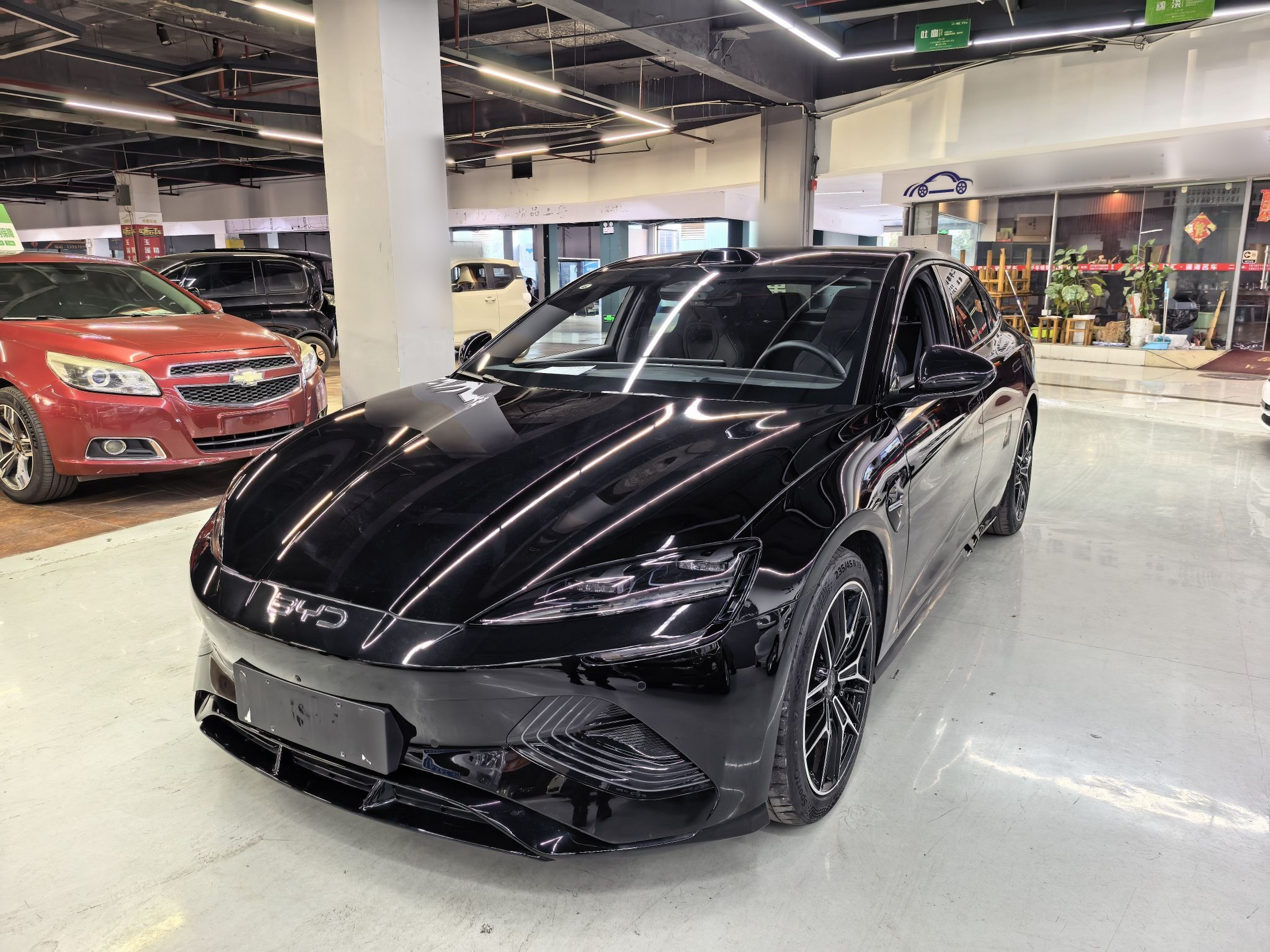 تحت مقدمة السيارة