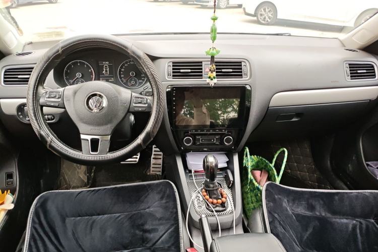 Used Volkswagen Sagitar 2014 Revised Version 1.4TSI Automatic Luxury Edition Center Console