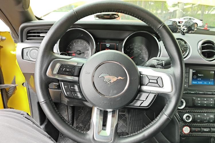 Used Ford Mustang 2015 2.3T Automatic U.S.-Spec Version Steering Wheel