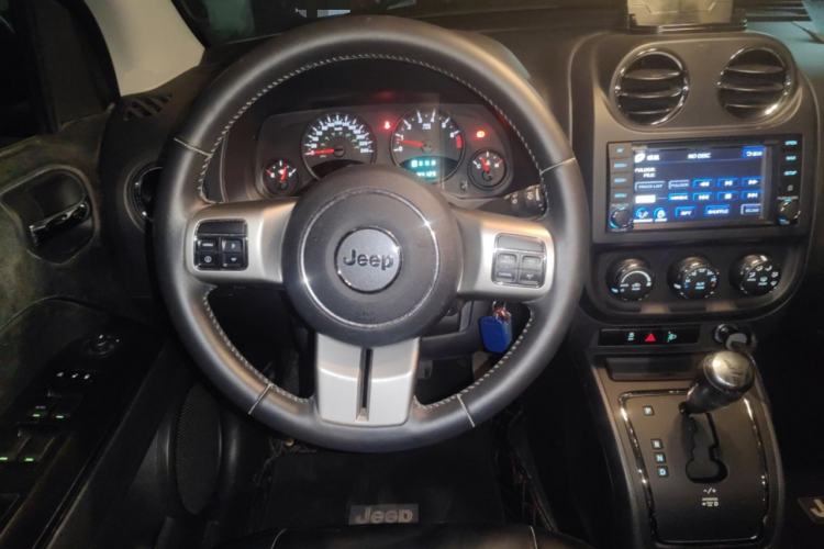 Used Jeep Compass 2012 2.4L four-wheel-drive sport version
