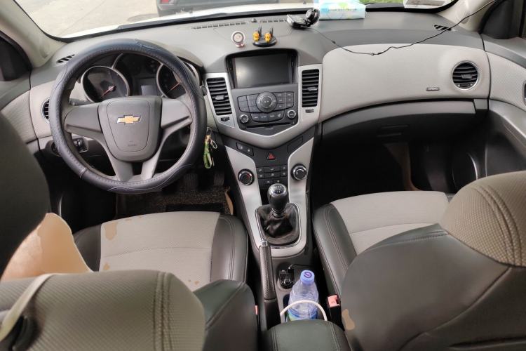 Used Chevrolet Cruze 2013 1.6L SE MT Center Console