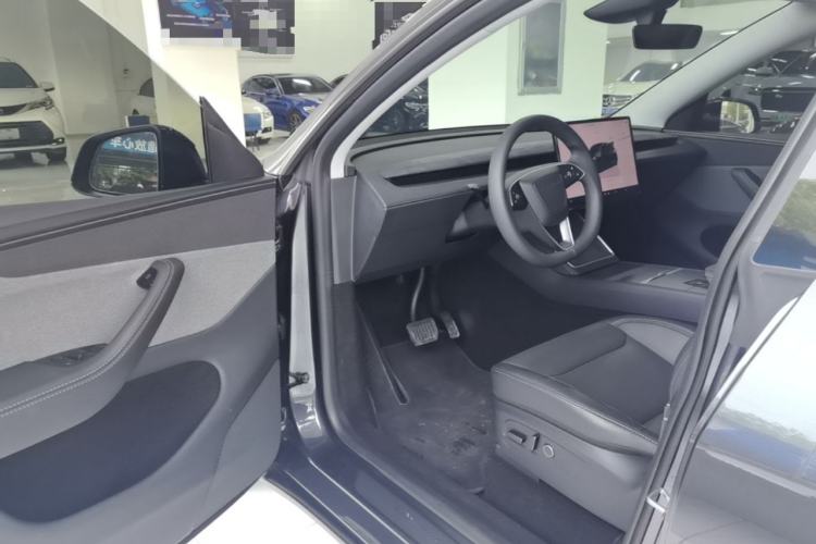 Used Tesla Model Y 2025 Rear-Wheel Drive First Edition Driver Seat