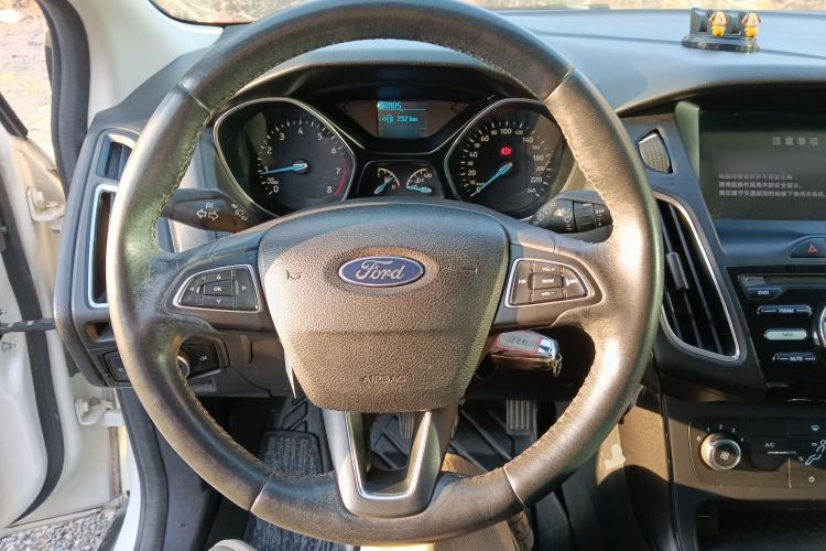 Used Ford Focus 2018 Hatchback Classic 1.6L Automatic Trendy SmartDrive Edition Steering Wheel