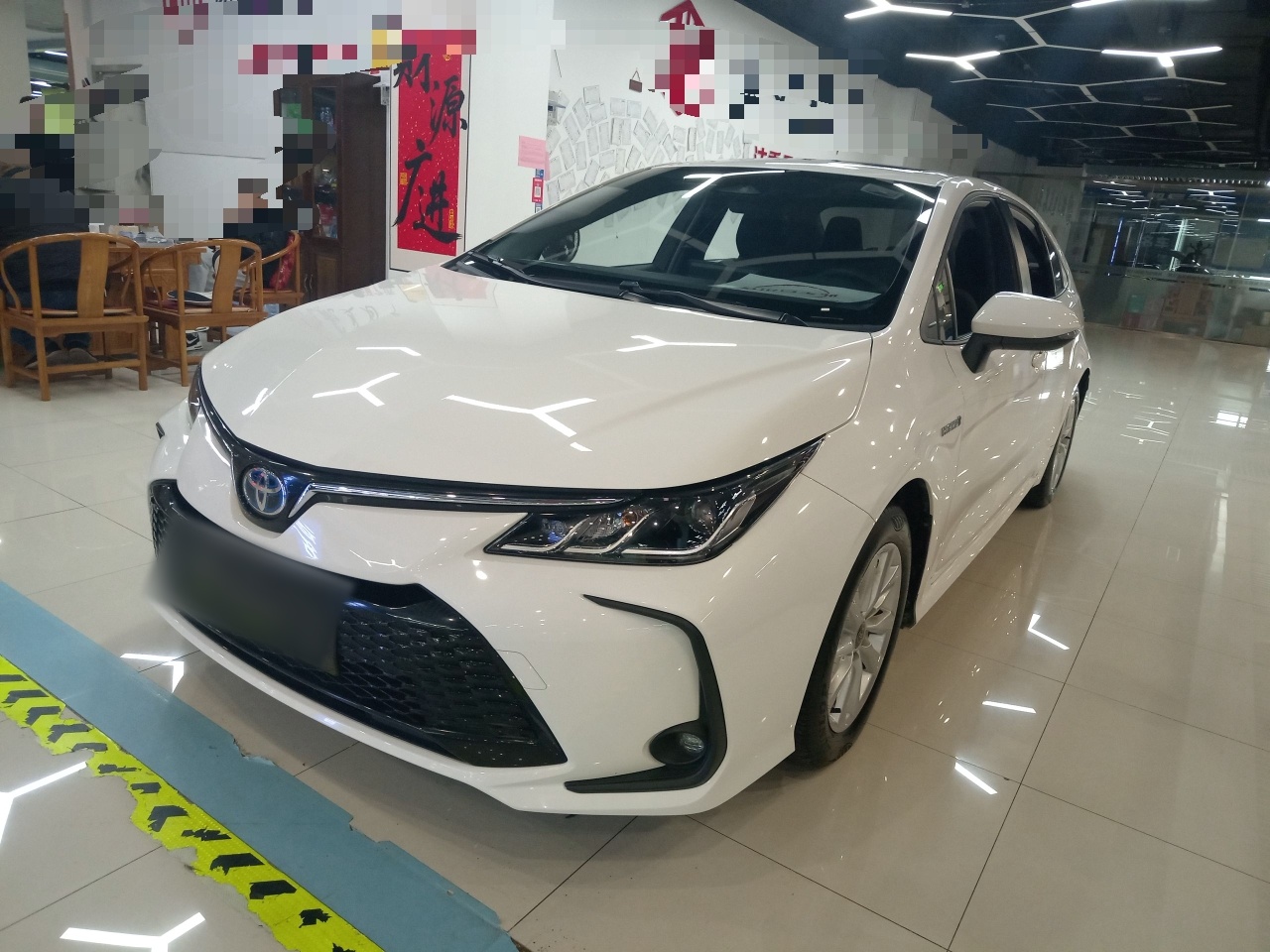 تحت مقدمة السيارة