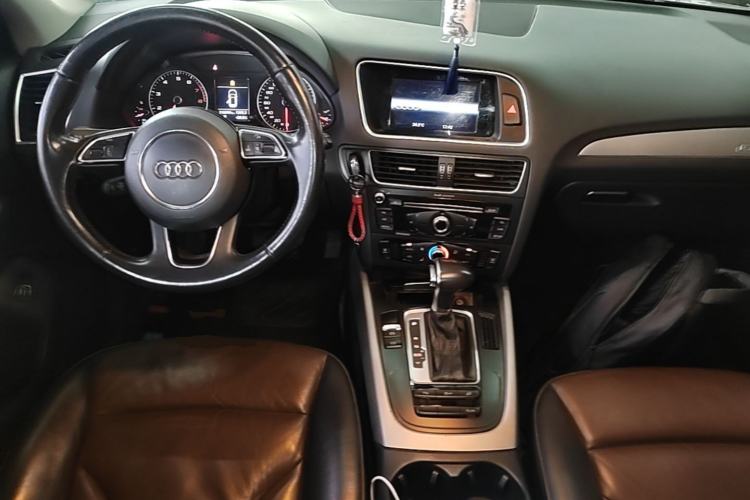 Used Audi Q5 2017 40 TFSI Ambition Edition Center Console