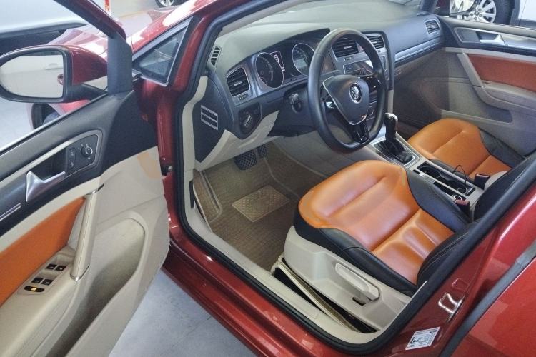 Used Volkswagen Golf 2016 230TSI Automatic Comfort Version
