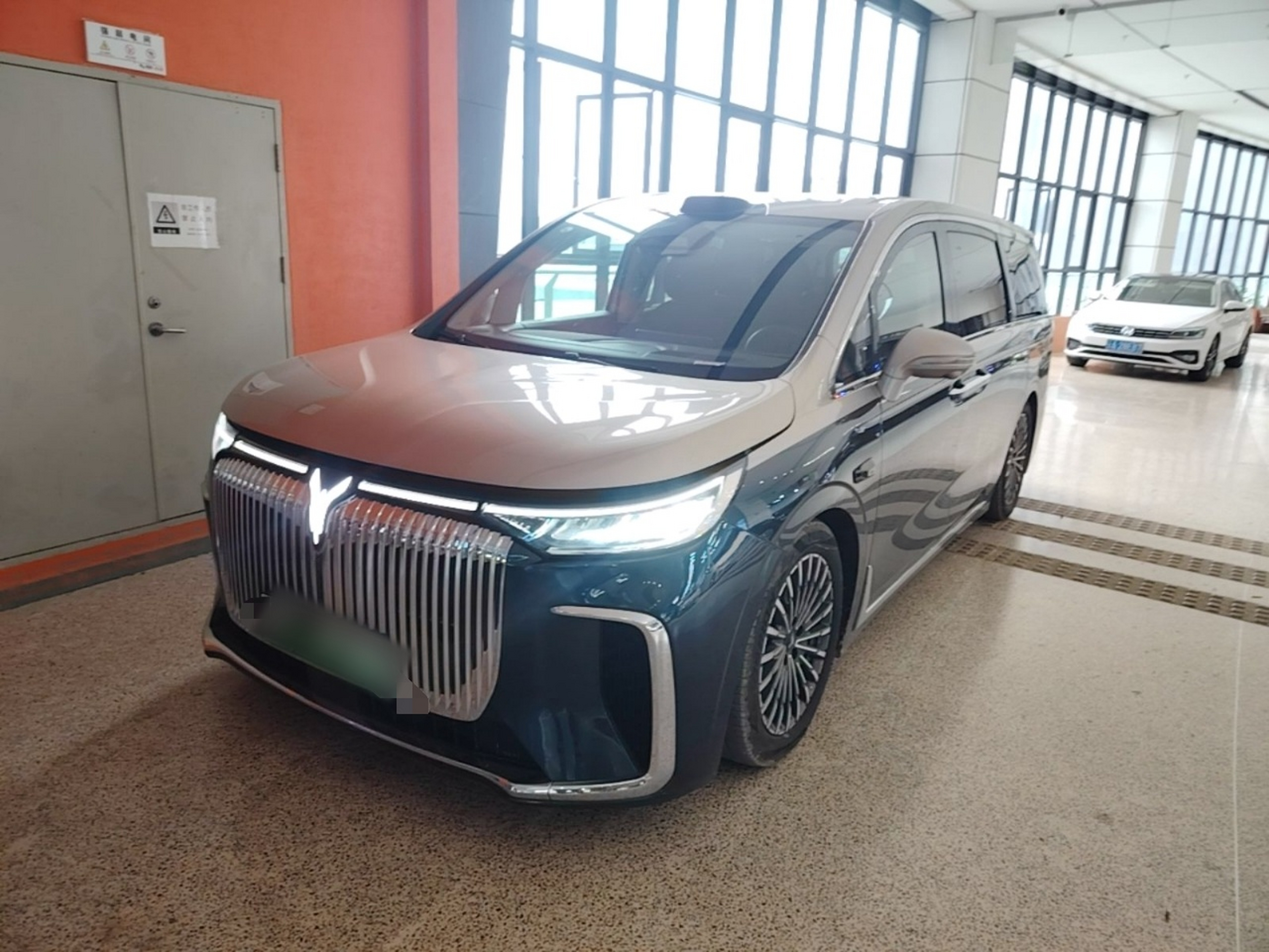 Под передней частью автомобиля