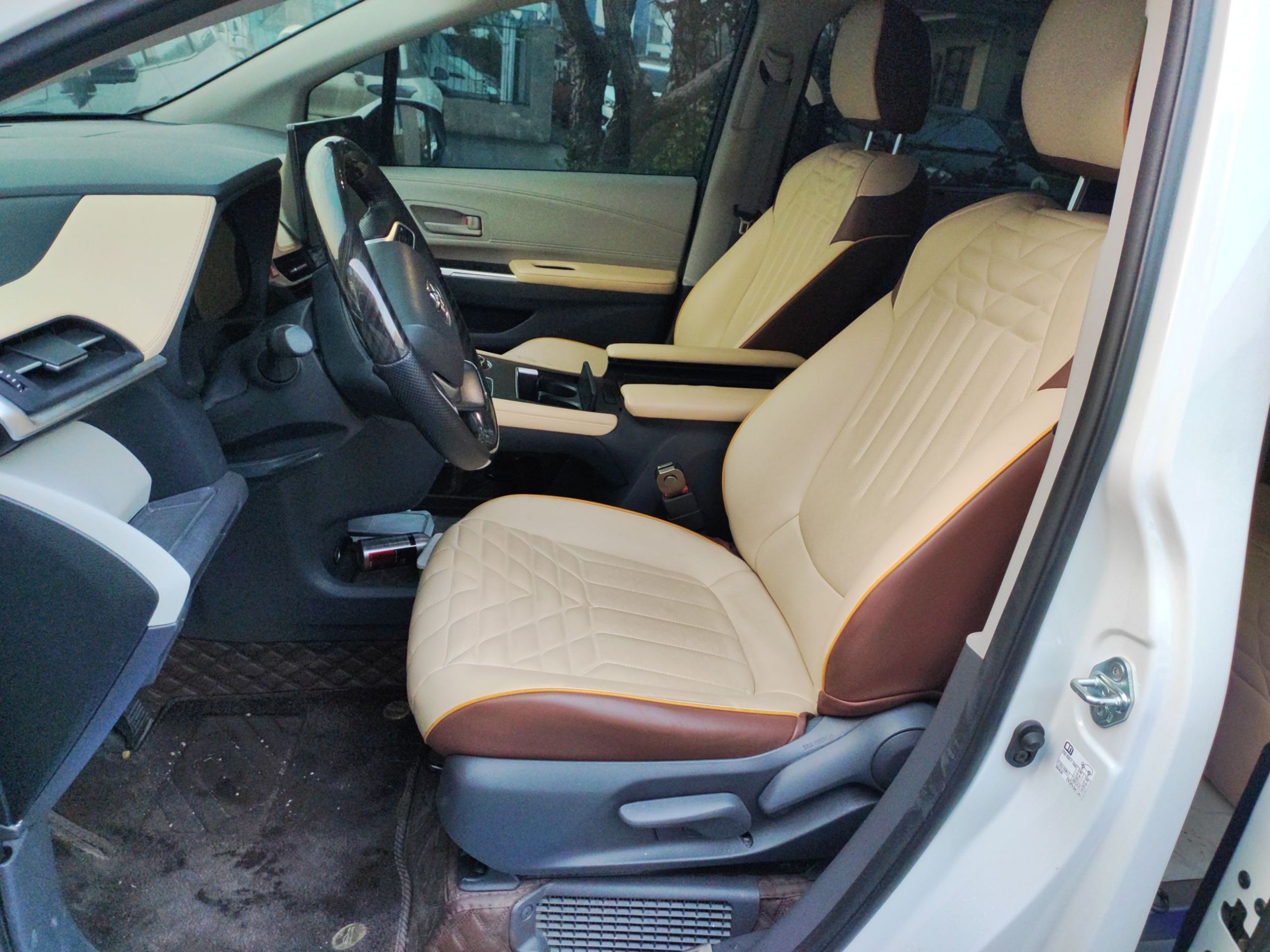 المقاعد الأمامية داخل السيارة