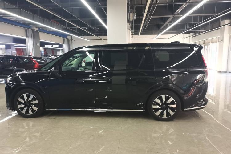 Used Volvo EM90 2025 Ultra Six-Seater
