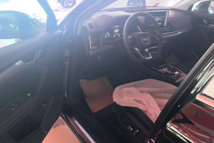 Used Audi Q5L 2025 quattro 45th Anniversary Edition 40 TFSI Sporty and Dynamic Model Interior 3