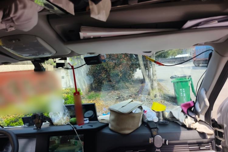 Used Dongfeng Yufeng 2023 V9+ 2.3T Manual Rear-Drive Cargo Van with Dual Rear Tires 3-Seater Headliner