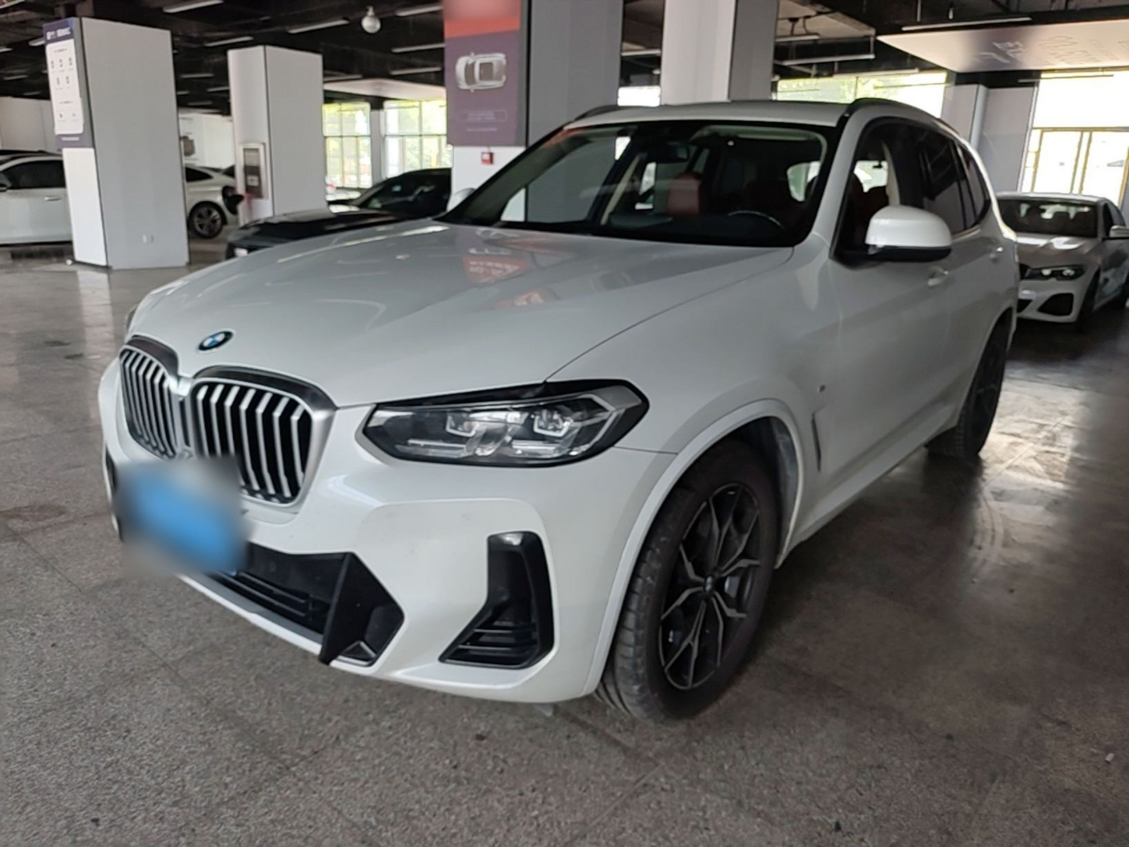 Под передней частью автомобиля