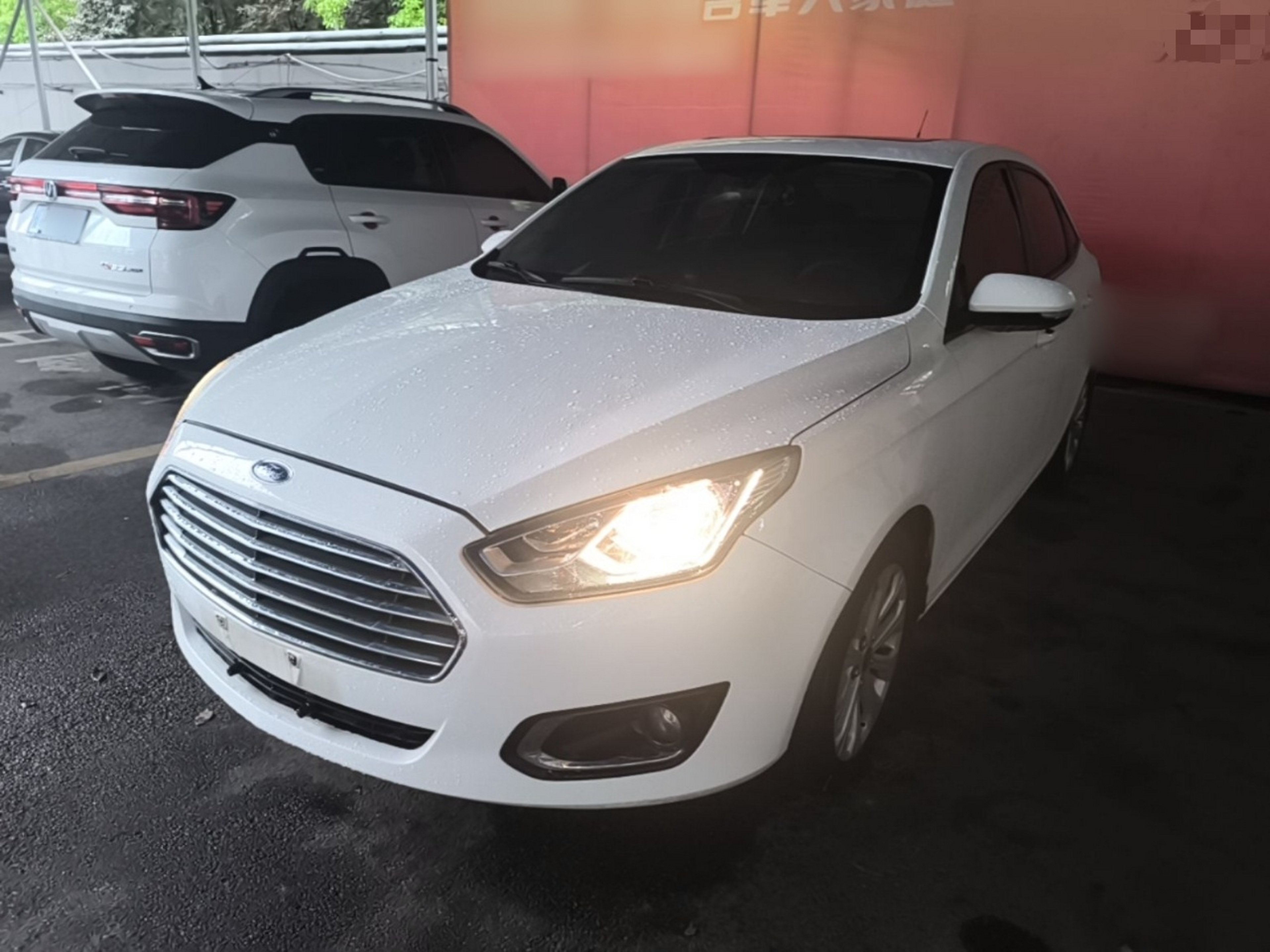 Под передней частью автомобиля