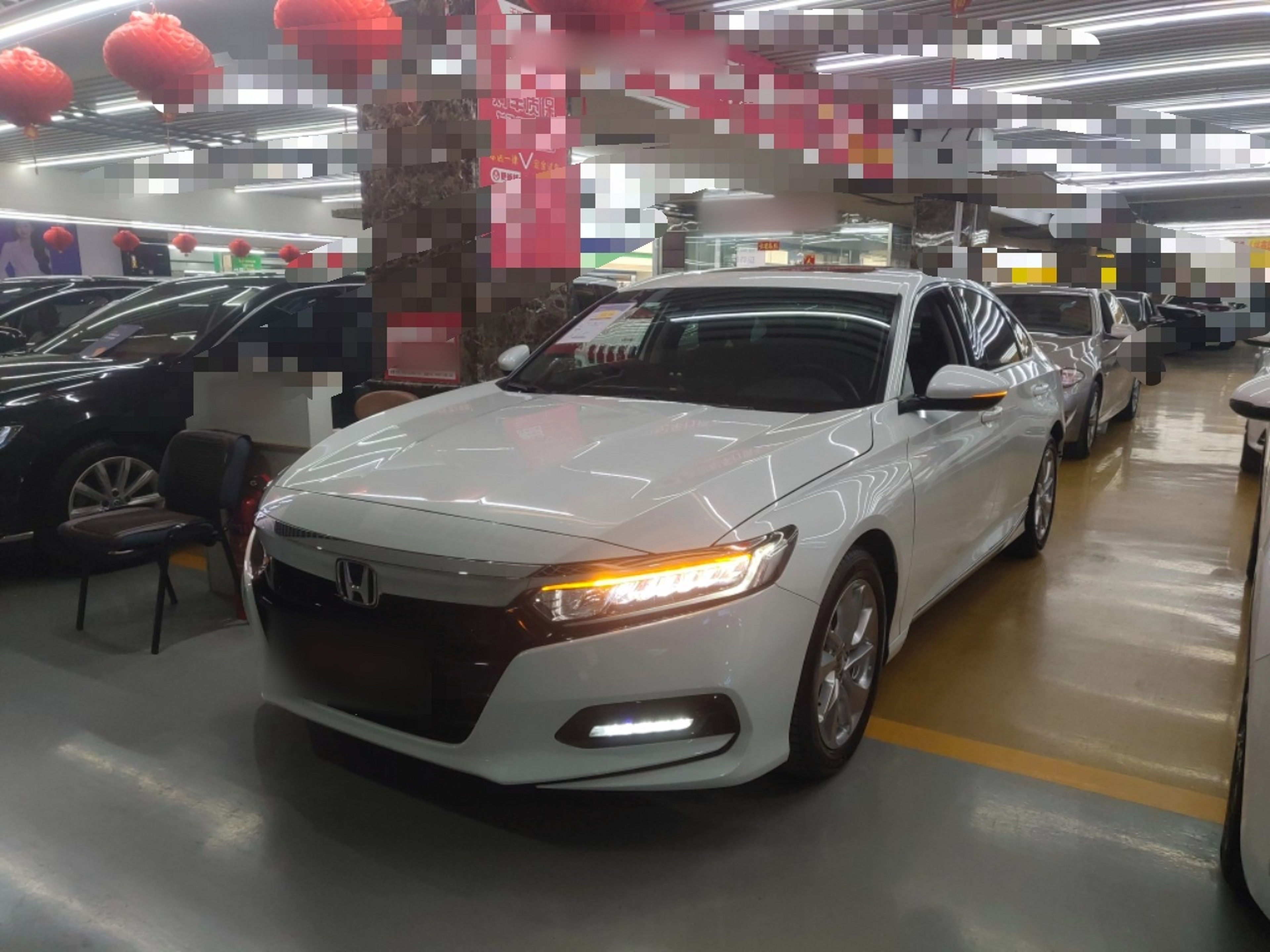 تحت مقدمة السيارة